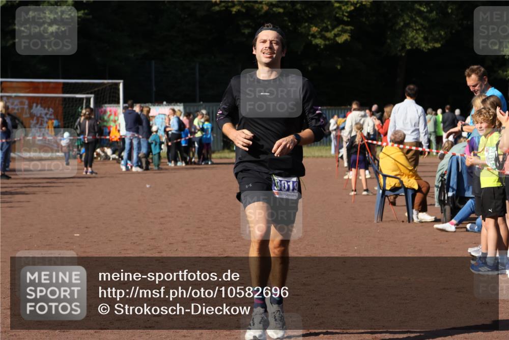 27.09.2026 - 35. Volkslauf durch das schöne Alstertal Strokosch-Dieckow http://msf.ph/oto/10582696 27.09.2026 11:13:32 Ziel 2416, 3019, 3235 meine-sportfotos.de