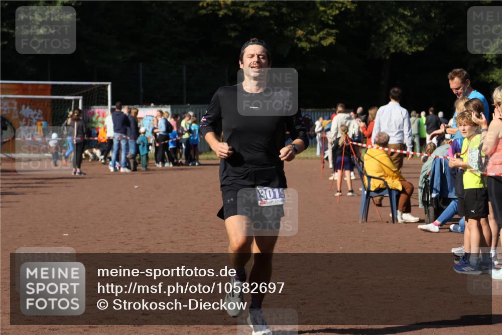 27.09.2026 - 35. Volkslauf durch das schöne Alstertal Strokosch-Dieckow http://msf.ph/oto/10582697 27.09.2026 11:13:32 Ziel 2416, 3019, 3235 meine-sportfotos.de