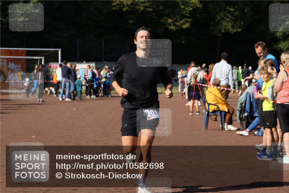 27.09.2026 - 35. Volkslauf durch das schöne Alstertal Strokosch-Dieckow http://msf.ph/oto/10582698 27.09.2026 11:13:32 Ziel 2416, 3019, 3235 meine-sportfotos.de