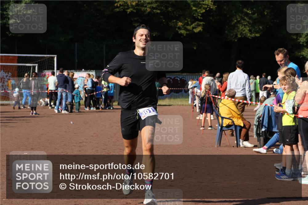 27.09.2026 - 35. Volkslauf durch das schöne Alstertal Strokosch-Dieckow http://msf.ph/oto/10582701 27.09.2026 11:13:32 Ziel 2416, 3019, 3235 meine-sportfotos.de
