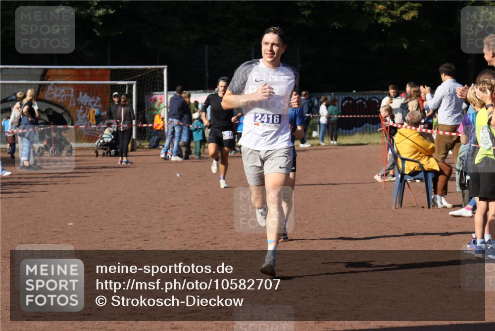 27.09.2026 - 35. Volkslauf durch das schöne Alstertal Strokosch-Dieckow http://msf.ph/oto/10582707 27.09.2026 11:13:27 Ziel 2416, 3019, 3235 meine-sportfotos.de