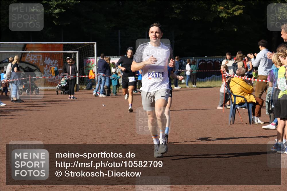 27.09.2026 - 35. Volkslauf durch das schöne Alstertal Strokosch-Dieckow http://msf.ph/oto/10582709 27.09.2026 11:13:27 Ziel 2416, 3019, 3235 meine-sportfotos.de