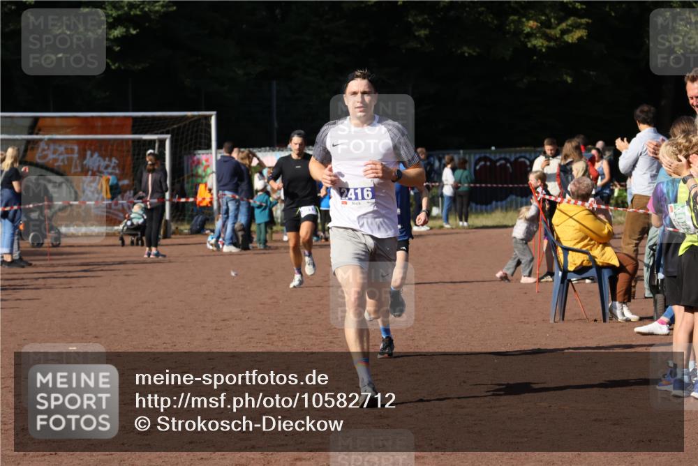 27.09.2026 - 35. Volkslauf durch das schöne Alstertal Strokosch-Dieckow http://msf.ph/oto/10582712 27.09.2026 11:13:26 Ziel 2416, 3019, 3235 meine-sportfotos.de