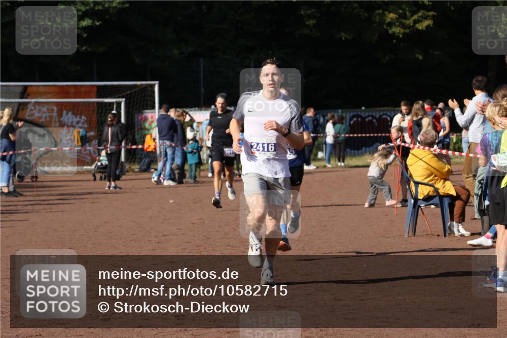 27.09.2026 - 35. Volkslauf durch das schöne Alstertal Strokosch-Dieckow http://msf.ph/oto/10582715 27.09.2026 11:13:26 Ziel 2416, 3019, 3235 meine-sportfotos.de