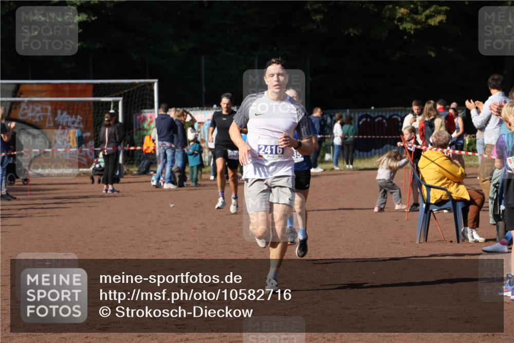 27.09.2026 - 35. Volkslauf durch das schöne Alstertal Strokosch-Dieckow http://msf.ph/oto/10582716 27.09.2026 11:13:26 Ziel 2416, 3019, 3235 meine-sportfotos.de