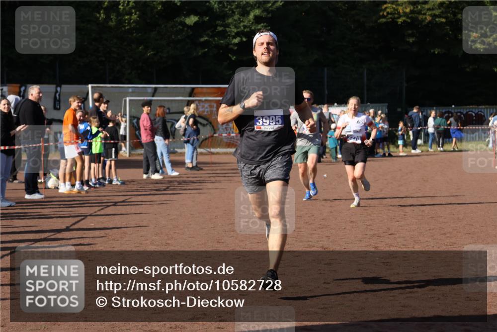 27.09.2026 - 35. Volkslauf durch das schöne Alstertal Strokosch-Dieckow http://msf.ph/oto/10582728 27.09.2026 11:13:06 Ziel 3069, 3270, 3995 meine-sportfotos.de
