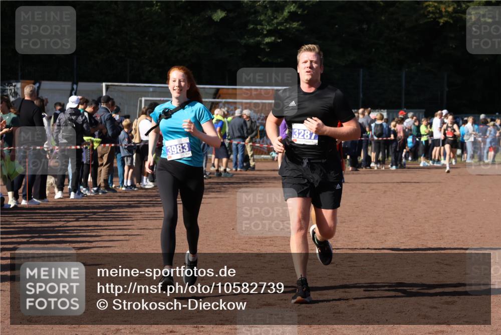 27.09.2026 - 35. Volkslauf durch das schöne Alstertal Strokosch-Dieckow http://msf.ph/oto/10582739 27.09.2026 11:28:22 Ziel 2999, 3229, 3287, 3293, 3983 meine-sportfotos.de