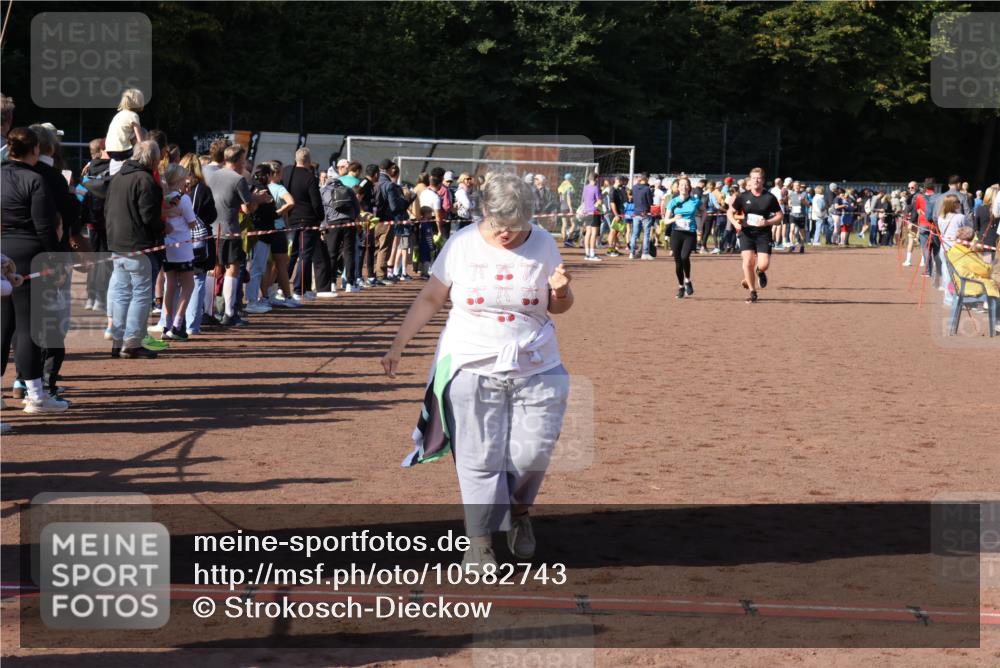 27.09.2026 - 35. Volkslauf durch das schöne Alstertal Strokosch-Dieckow http://msf.ph/oto/10582743 27.09.2026 11:28:17 Ziel 3229, 3287, 3983, 4182 meine-sportfotos.de