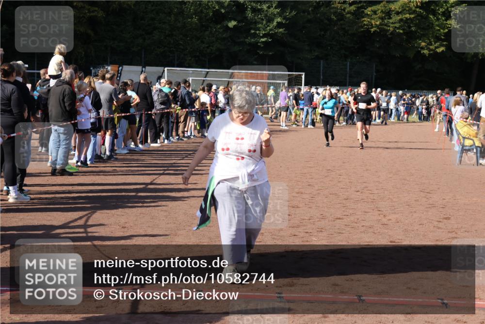 27.09.2026 - 35. Volkslauf durch das schöne Alstertal Strokosch-Dieckow http://msf.ph/oto/10582744 27.09.2026 11:28:17 Ziel 3229, 3287, 3983, 4182 meine-sportfotos.de