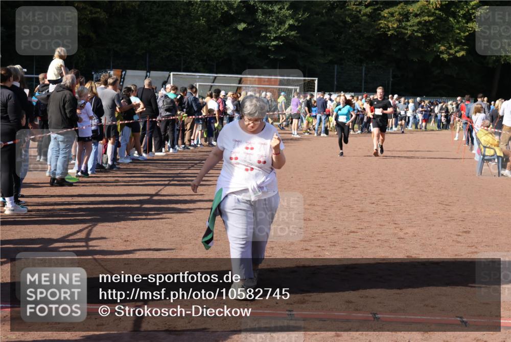 27.09.2026 - 35. Volkslauf durch das schöne Alstertal Strokosch-Dieckow http://msf.ph/oto/10582745 27.09.2026 11:28:17 Ziel 3229, 3287, 3983, 4182 meine-sportfotos.de