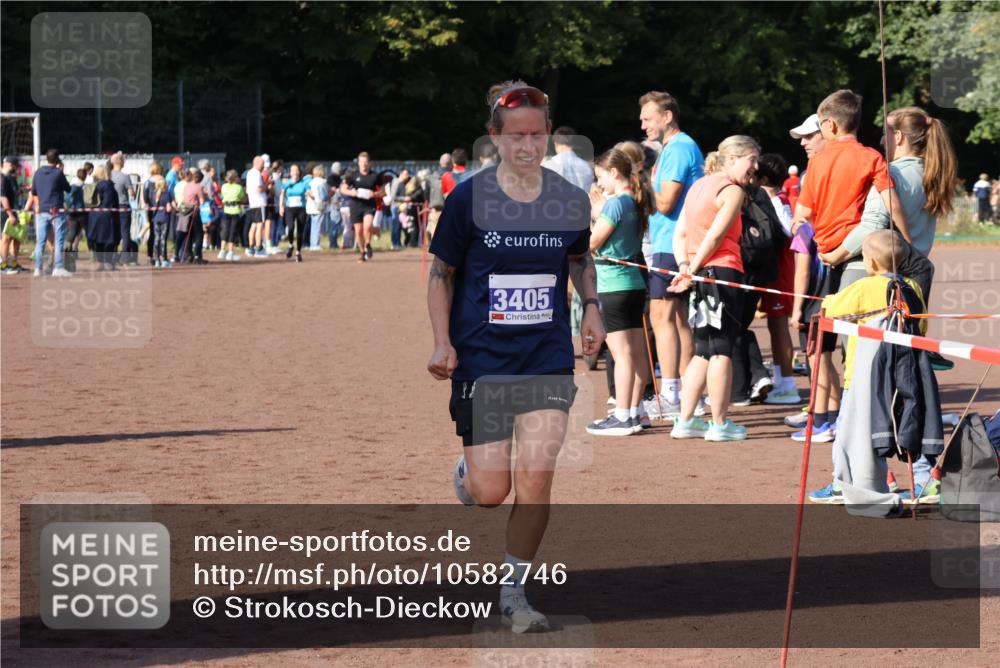 27.09.2026 - 35. Volkslauf durch das schöne Alstertal Strokosch-Dieckow http://msf.ph/oto/10582746 27.09.2026 11:28:10 Ziel 3198, 3405, 4182 meine-sportfotos.de