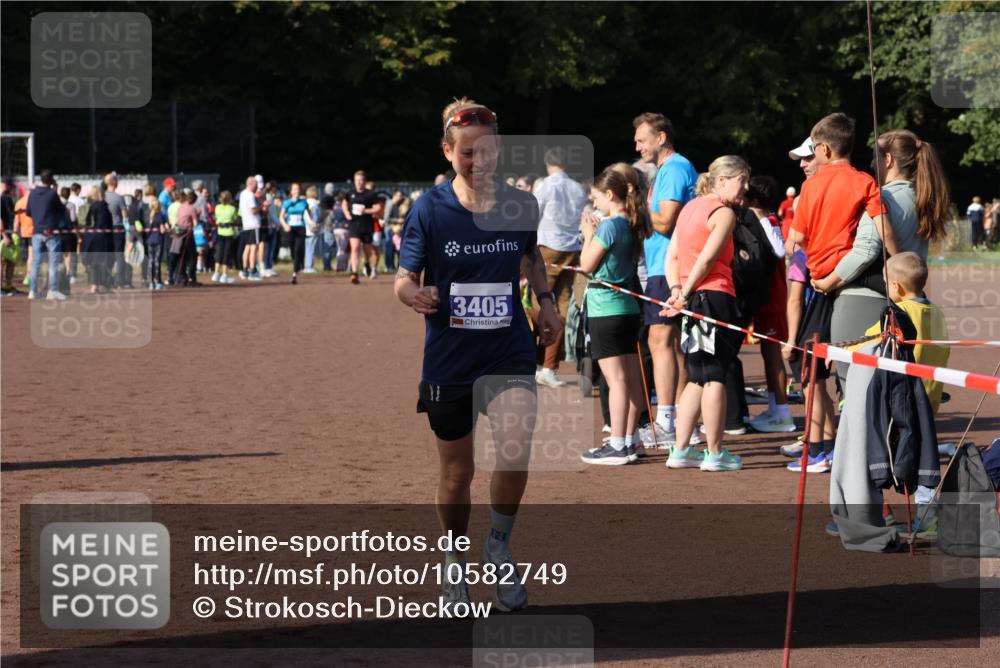 27.09.2026 - 35. Volkslauf durch das schöne Alstertal Strokosch-Dieckow http://msf.ph/oto/10582749 27.09.2026 11:28:10 Ziel 3198, 3405, 4182 meine-sportfotos.de