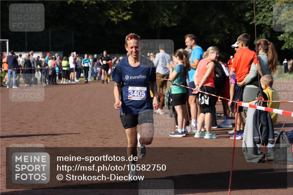 27.09.2026 - 35. Volkslauf durch das schöne Alstertal Strokosch-Dieckow http://msf.ph/oto/10582750 27.09.2026 11:28:10 Ziel 3198, 3405, 4182 meine-sportfotos.de