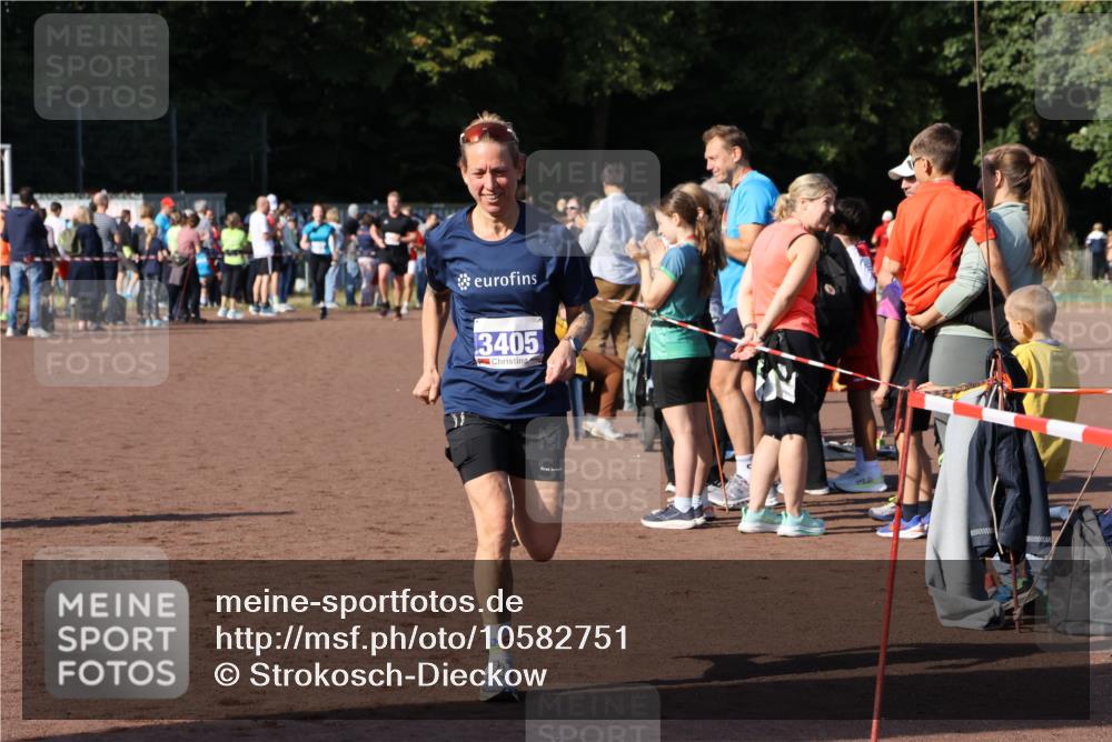 27.09.2026 - 35. Volkslauf durch das schöne Alstertal Strokosch-Dieckow http://msf.ph/oto/10582751 27.09.2026 11:28:10 Ziel 3198, 3405, 4182 meine-sportfotos.de