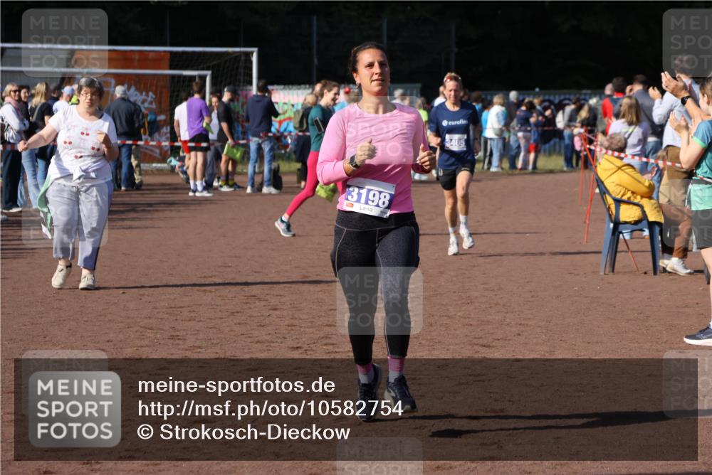 27.09.2026 - 35. Volkslauf durch das schöne Alstertal Strokosch-Dieckow http://msf.ph/oto/10582754 27.09.2026 11:28:05 Ziel 3198, 3405 meine-sportfotos.de