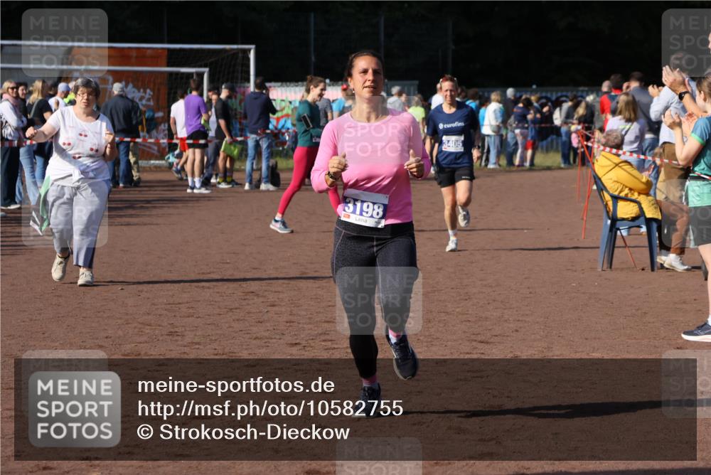 27.09.2026 - 35. Volkslauf durch das schöne Alstertal Strokosch-Dieckow http://msf.ph/oto/10582755 27.09.2026 11:28:05 Ziel 3198, 3405 meine-sportfotos.de
