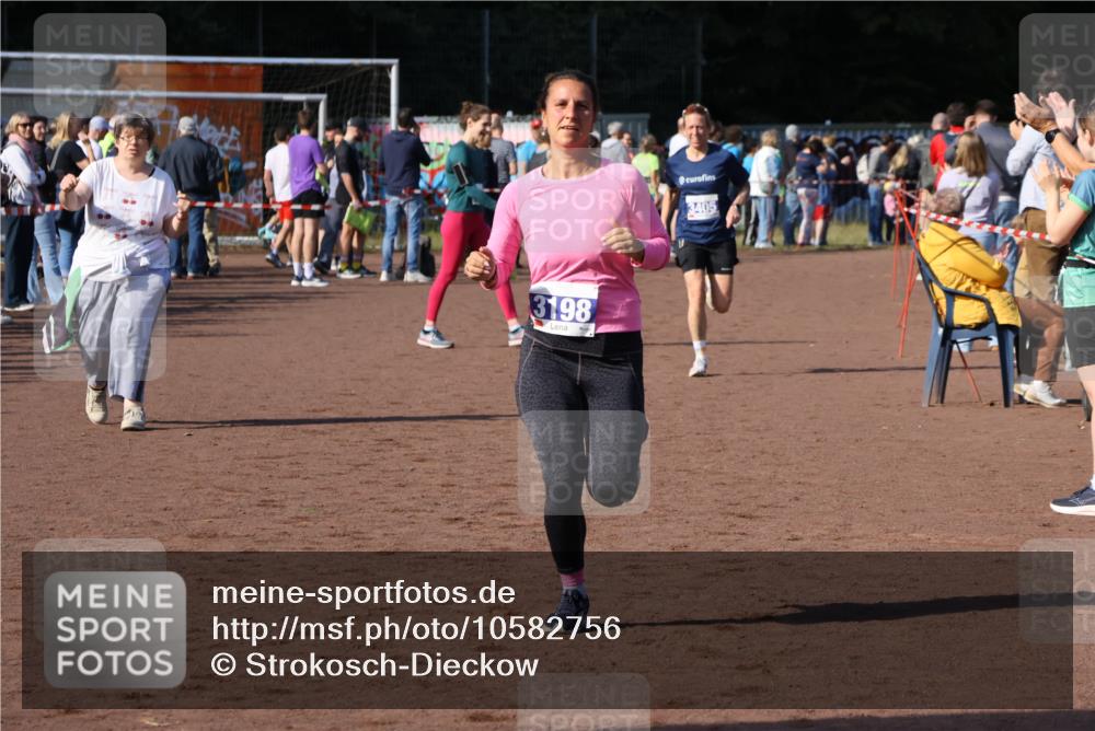 27.09.2026 - 35. Volkslauf durch das schöne Alstertal Strokosch-Dieckow http://msf.ph/oto/10582756 27.09.2026 11:28:05 Ziel 3198, 3405 meine-sportfotos.de