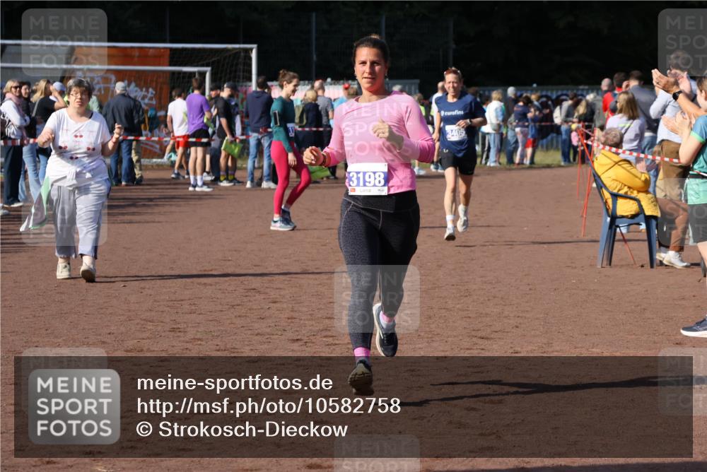 27.09.2026 - 35. Volkslauf durch das schöne Alstertal Strokosch-Dieckow http://msf.ph/oto/10582758 27.09.2026 11:28:05 Ziel 3198, 3405 meine-sportfotos.de