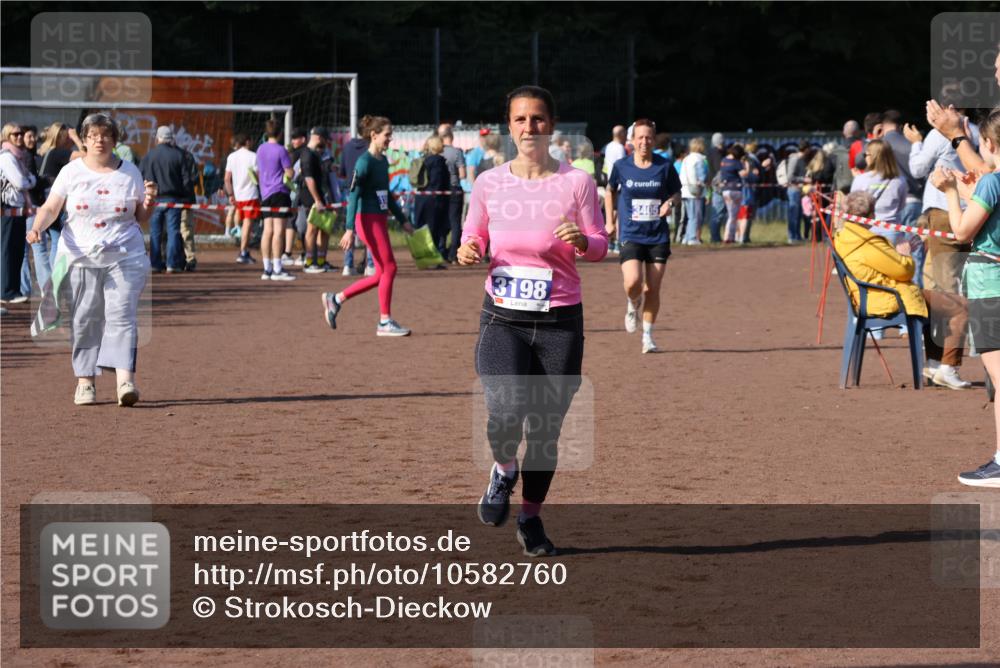 27.09.2026 - 35. Volkslauf durch das schöne Alstertal Strokosch-Dieckow http://msf.ph/oto/10582760 27.09.2026 11:28:05 Ziel 3198, 3405 meine-sportfotos.de