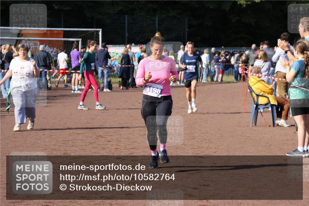 27.09.2026 - 35. Volkslauf durch das schöne Alstertal Strokosch-Dieckow http://msf.ph/oto/10582764 27.09.2026 11:28:05 Ziel 3198, 3405 meine-sportfotos.de