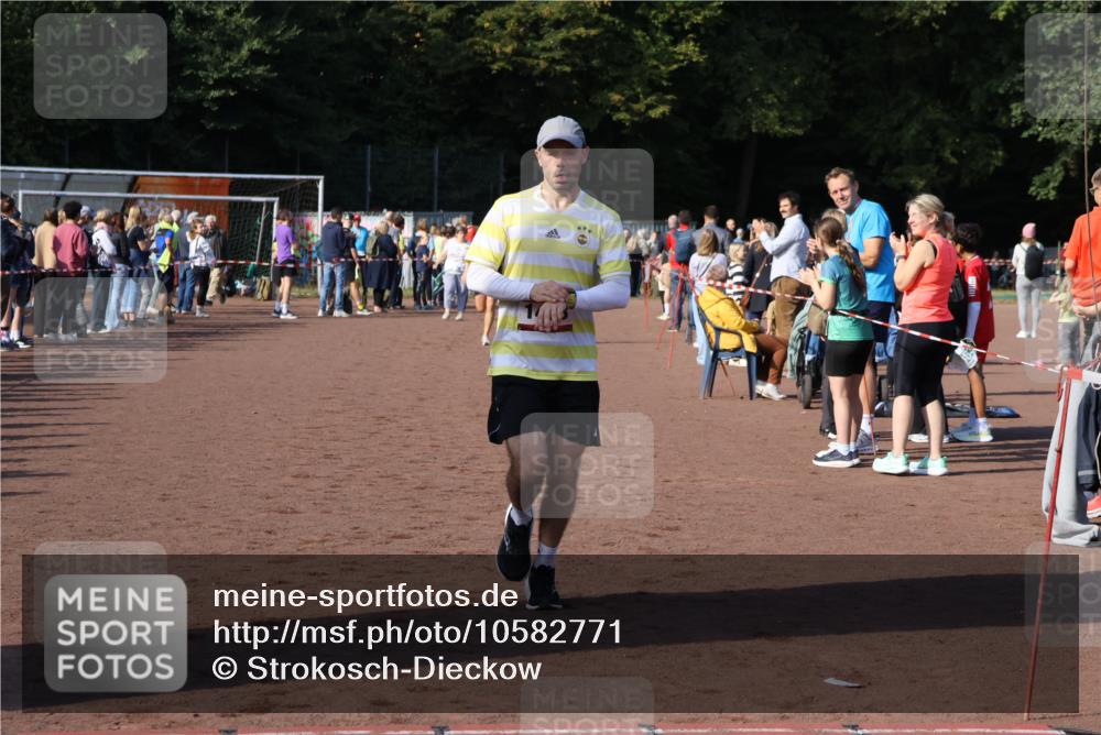 27.09.2026 - 35. Volkslauf durch das schöne Alstertal Strokosch-Dieckow http://msf.ph/oto/10582771 27.09.2026 11:27:44 Ziel 1408, 3313 meine-sportfotos.de