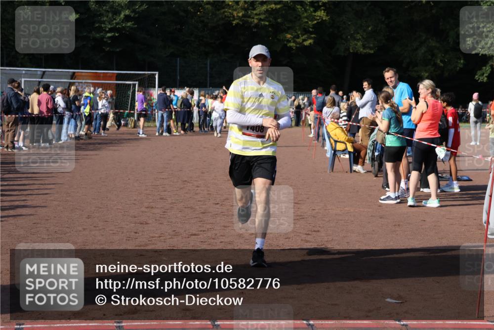 27.09.2026 - 35. Volkslauf durch das schöne Alstertal Strokosch-Dieckow http://msf.ph/oto/10582776 27.09.2026 11:27:44 Ziel 1408, 3313 meine-sportfotos.de