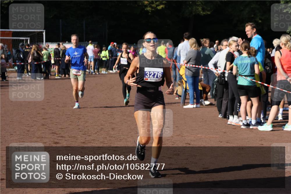 27.09.2026 - 35. Volkslauf durch das schöne Alstertal Strokosch-Dieckow http://msf.ph/oto/10582777 27.09.2026 11:32:58 Ziel 1426, 3276, 3363, 3996 meine-sportfotos.de