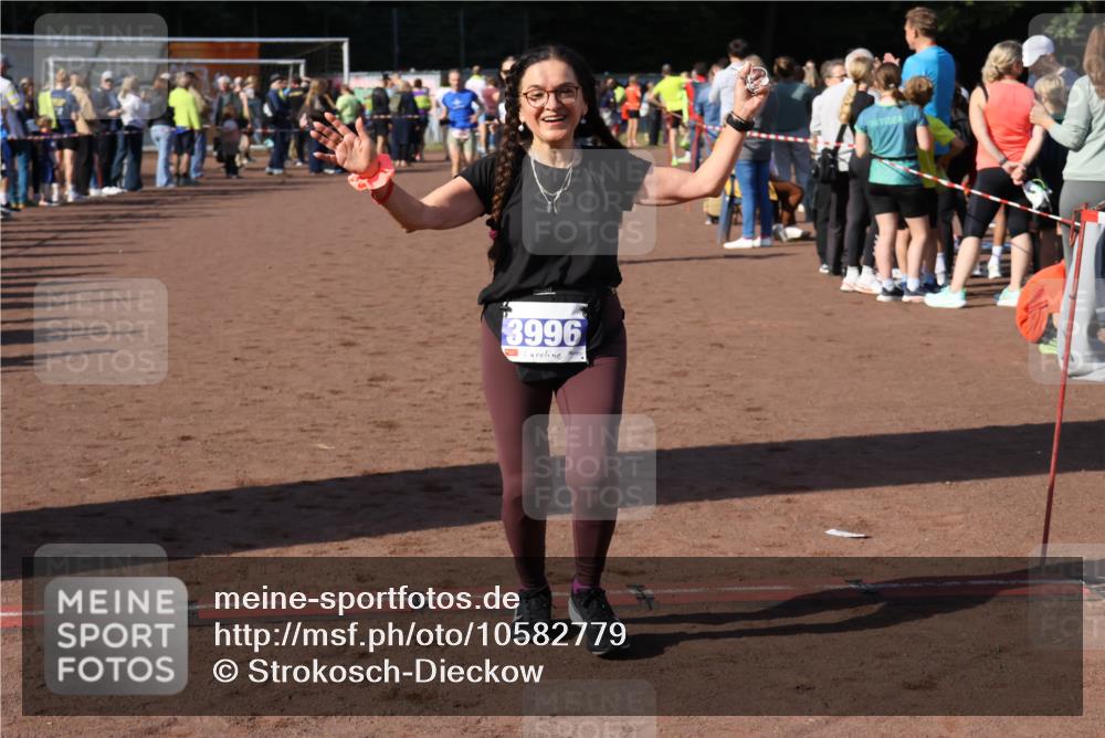 27.09.2026 - 35. Volkslauf durch das schöne Alstertal Strokosch-Dieckow http://msf.ph/oto/10582779 27.09.2026 11:32:55 Ziel 1426, 3006, 3007, 3276, 3363, 3996 meine-sportfotos.de