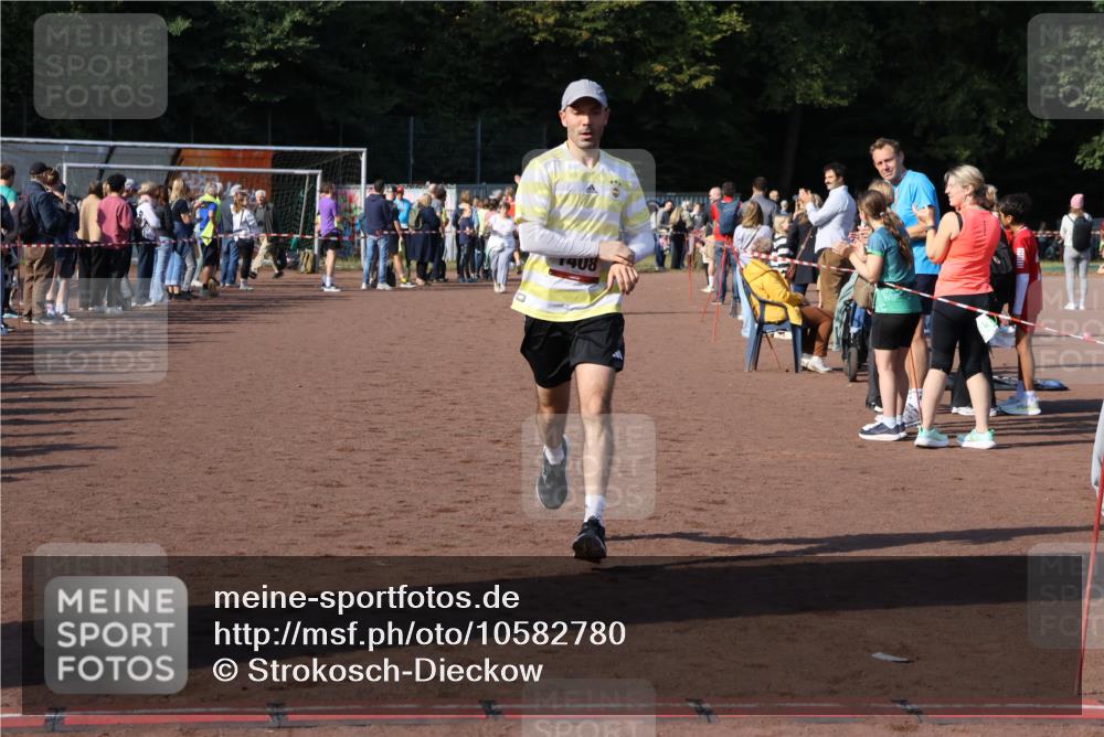 27.09.2026 - 35. Volkslauf durch das schöne Alstertal Strokosch-Dieckow http://msf.ph/oto/10582780 27.09.2026 11:27:44 Ziel 1408, 3313 meine-sportfotos.de