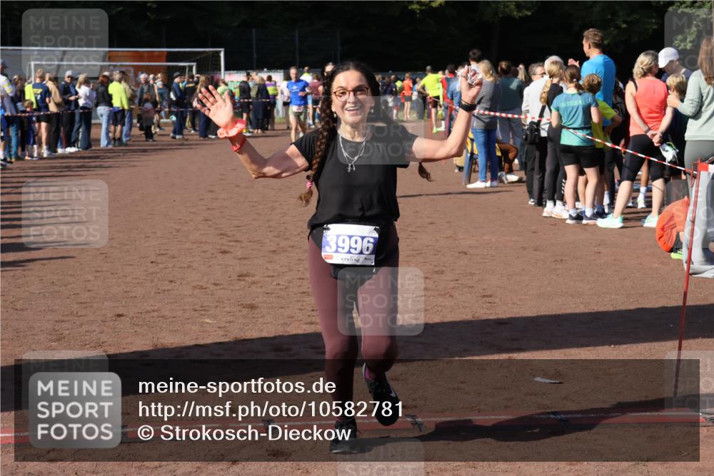 27.09.2026 - 35. Volkslauf durch das schöne Alstertal Strokosch-Dieckow http://msf.ph/oto/10582781 27.09.2026 11:32:55 Ziel 1426, 3006, 3007, 3276, 3363, 3996 meine-sportfotos.de