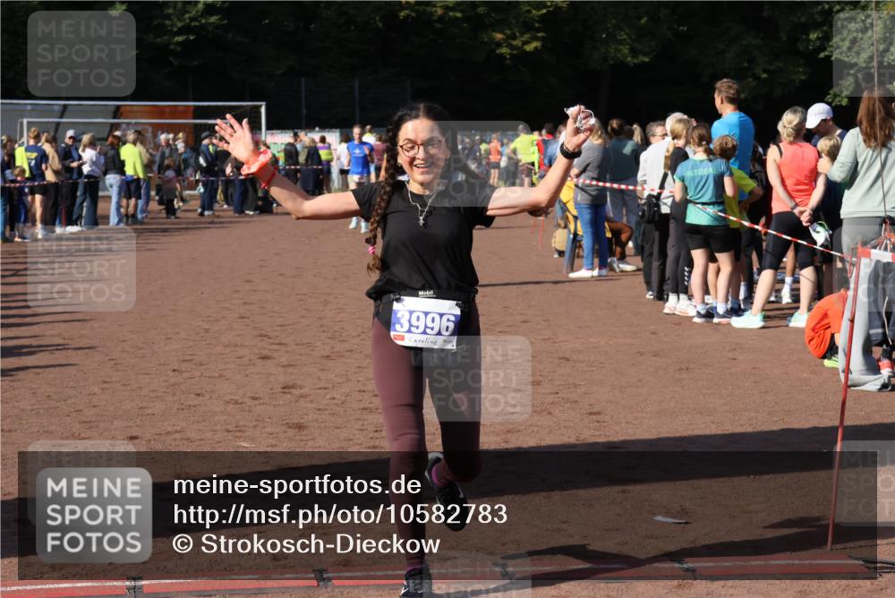 27.09.2026 - 35. Volkslauf durch das schöne Alstertal Strokosch-Dieckow http://msf.ph/oto/10582783 27.09.2026 11:32:55 Ziel 1426, 3006, 3007, 3276, 3363, 3996 meine-sportfotos.de