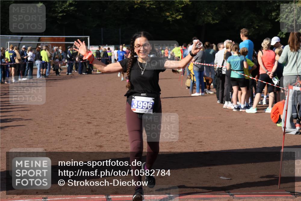27.09.2026 - 35. Volkslauf durch das schöne Alstertal Strokosch-Dieckow http://msf.ph/oto/10582784 27.09.2026 11:32:55 Ziel 1426, 3006, 3007, 3276, 3363, 3996 meine-sportfotos.de