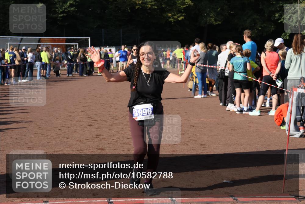 27.09.2026 - 35. Volkslauf durch das schöne Alstertal Strokosch-Dieckow http://msf.ph/oto/10582788 27.09.2026 11:32:54 Ziel 1426, 3006, 3007, 3276, 3996 meine-sportfotos.de