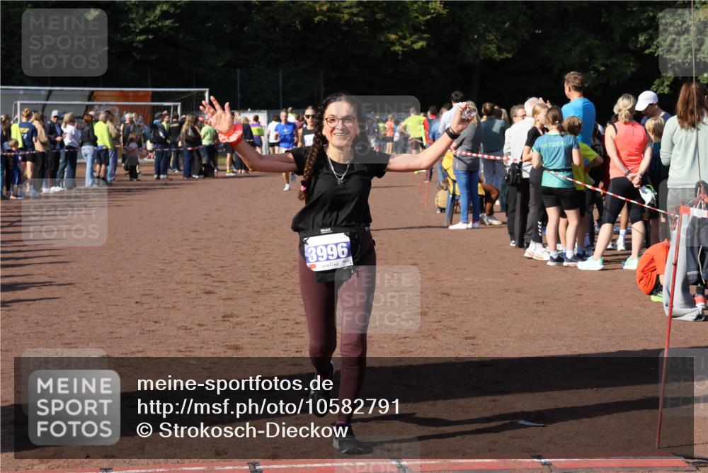 27.09.2026 - 35. Volkslauf durch das schöne Alstertal Strokosch-Dieckow http://msf.ph/oto/10582791 27.09.2026 11:32:54 Ziel 1426, 3006, 3007, 3276, 3996 meine-sportfotos.de