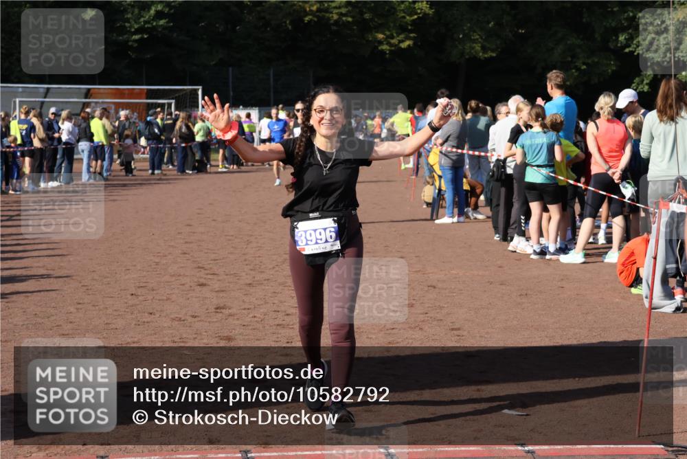 27.09.2026 - 35. Volkslauf durch das schöne Alstertal Strokosch-Dieckow http://msf.ph/oto/10582792 27.09.2026 11:32:54 Ziel 1426, 3006, 3007, 3276, 3996 meine-sportfotos.de