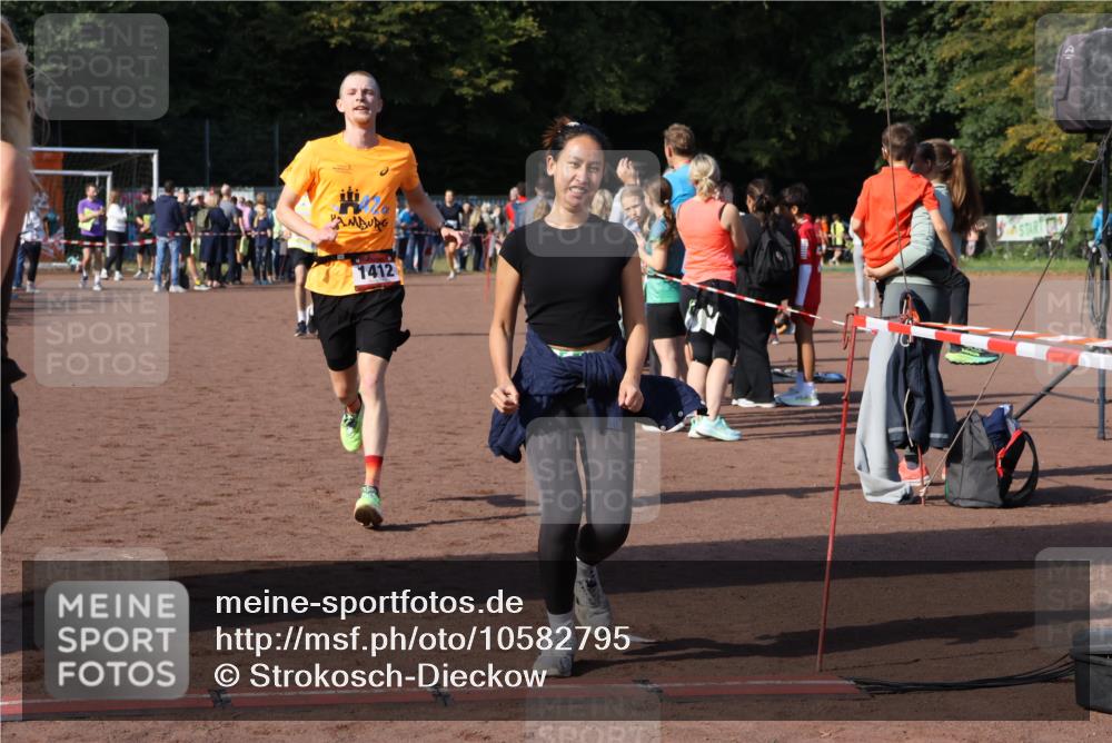 27.09.2026 - 35. Volkslauf durch das schöne Alstertal Strokosch-Dieckow http://msf.ph/oto/10582795 27.09.2026 11:27:39 Ziel 1408, 1412, 3417, 4180 meine-sportfotos.de