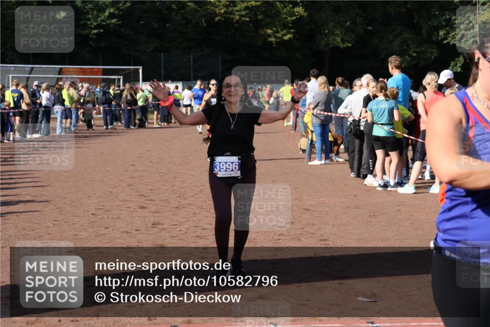 27.09.2026 - 35. Volkslauf durch das schöne Alstertal Strokosch-Dieckow http://msf.ph/oto/10582796 27.09.2026 11:32:54 Ziel 1426, 3006, 3007, 3276, 3996 meine-sportfotos.de