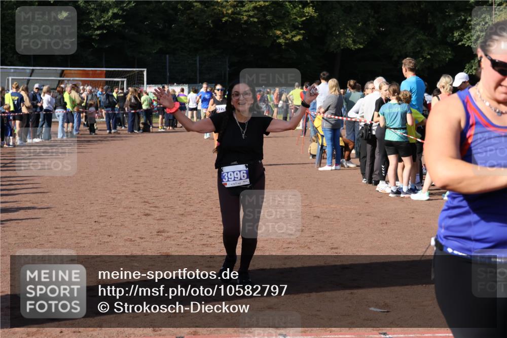 27.09.2026 - 35. Volkslauf durch das schöne Alstertal Strokosch-Dieckow http://msf.ph/oto/10582797 27.09.2026 11:32:54 Ziel 1426, 3006, 3007, 3276, 3996 meine-sportfotos.de