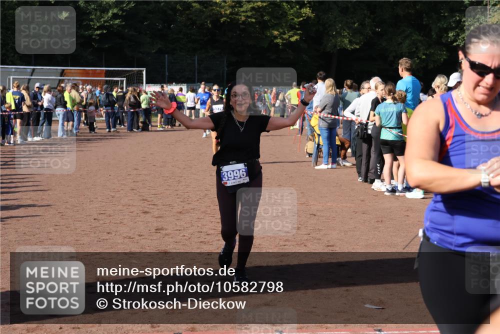 27.09.2026 - 35. Volkslauf durch das schöne Alstertal Strokosch-Dieckow http://msf.ph/oto/10582798 27.09.2026 11:32:54 Ziel 1426, 3006, 3007, 3276, 3996 meine-sportfotos.de