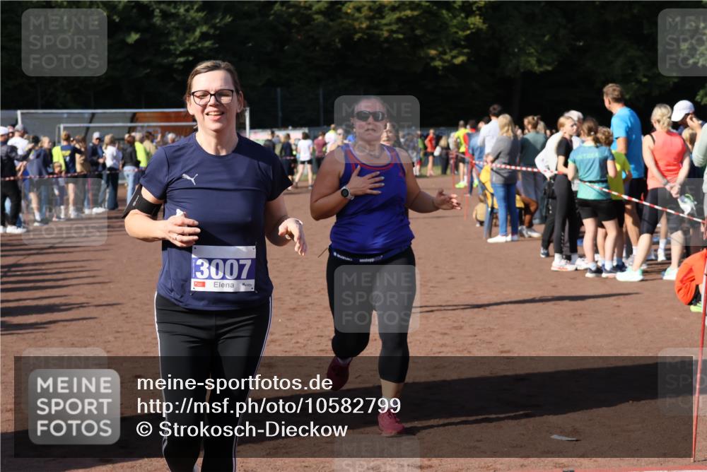 27.09.2026 - 35. Volkslauf durch das schöne Alstertal Strokosch-Dieckow http://msf.ph/oto/10582799 27.09.2026 11:32:52 Ziel 3006, 3007, 3276, 3996 meine-sportfotos.de