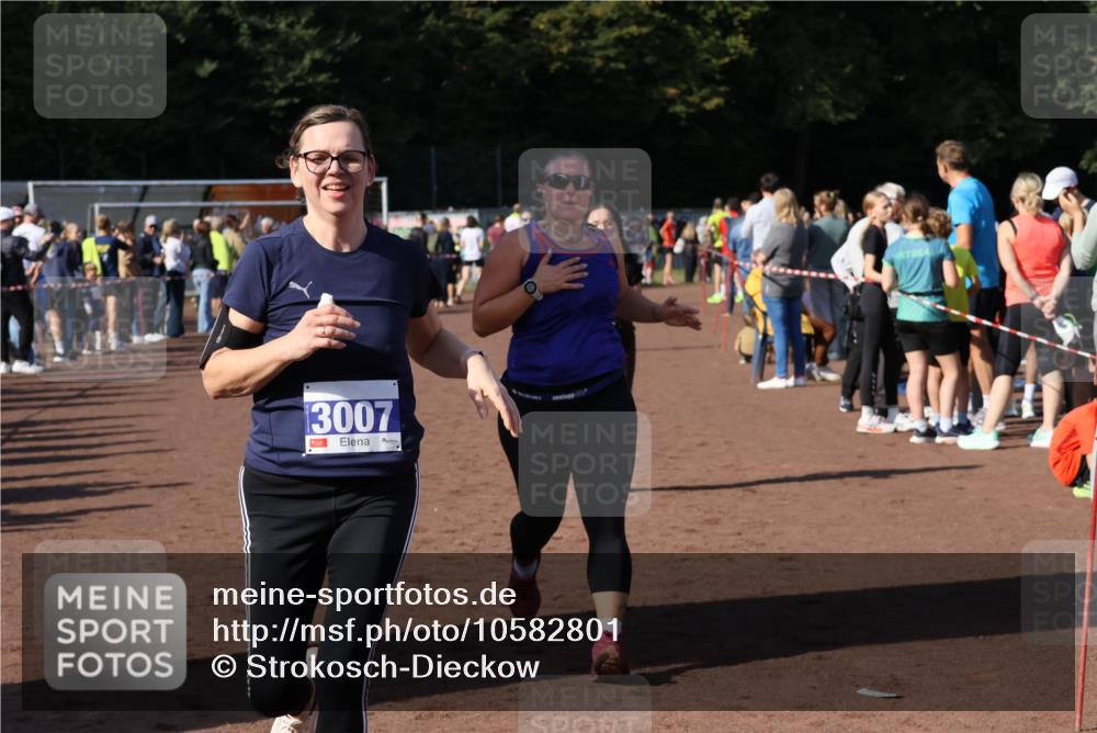 27.09.2026 - 35. Volkslauf durch das schöne Alstertal Strokosch-Dieckow http://msf.ph/oto/10582801 27.09.2026 11:32:52 Ziel 3006, 3007, 3276, 3996 meine-sportfotos.de