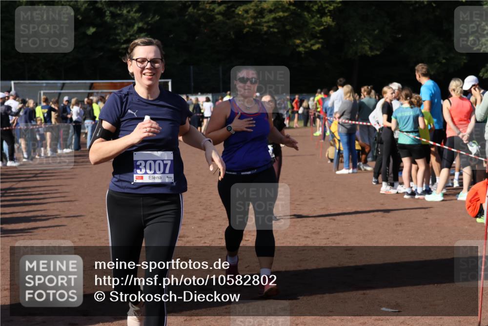 27.09.2026 - 35. Volkslauf durch das schöne Alstertal Strokosch-Dieckow http://msf.ph/oto/10582802 27.09.2026 11:32:52 Ziel 3006, 3007, 3276, 3996 meine-sportfotos.de