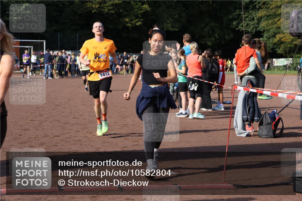 27.09.2026 - 35. Volkslauf durch das schöne Alstertal Strokosch-Dieckow http://msf.ph/oto/10582804 27.09.2026 11:27:39 Ziel 1408, 1412, 3417, 4180 meine-sportfotos.de