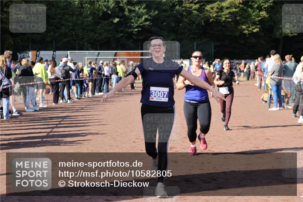 27.09.2026 - 35. Volkslauf durch das schöne Alstertal Strokosch-Dieckow http://msf.ph/oto/10582805 27.09.2026 11:32:51 Ziel 3006, 3007, 3996 meine-sportfotos.de