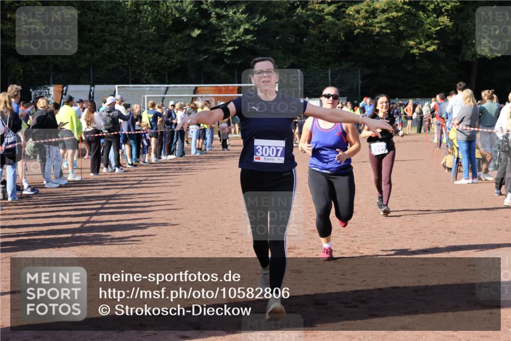 27.09.2026 - 35. Volkslauf durch das schöne Alstertal Strokosch-Dieckow http://msf.ph/oto/10582806 27.09.2026 11:32:51 Ziel 3006, 3007, 3996 meine-sportfotos.de