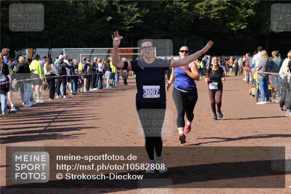 27.09.2026 - 35. Volkslauf durch das schöne Alstertal Strokosch-Dieckow http://msf.ph/oto/10582808 27.09.2026 11:32:51 Ziel 3006, 3007, 3996 meine-sportfotos.de
