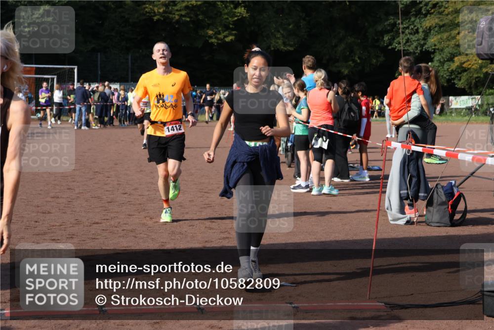 27.09.2026 - 35. Volkslauf durch das schöne Alstertal Strokosch-Dieckow http://msf.ph/oto/10582809 27.09.2026 11:27:39 Ziel 1408, 1412, 3417, 4180 meine-sportfotos.de