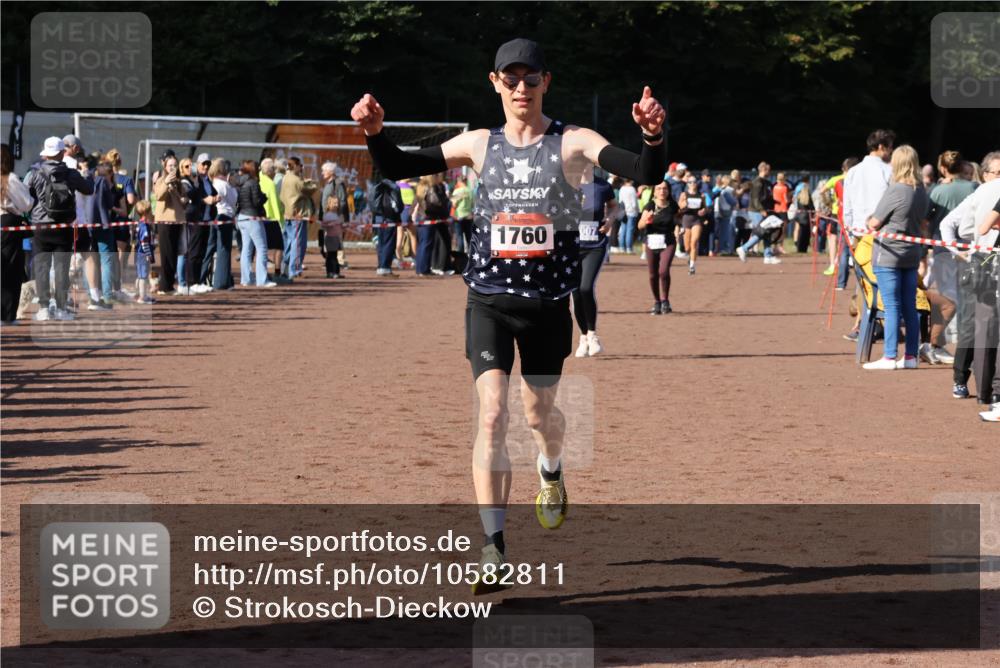 27.09.2026 - 35. Volkslauf durch das schöne Alstertal Strokosch-Dieckow http://msf.ph/oto/10582811 27.09.2026 11:32:45 Ziel 1428, 1760, 3006, 3007, 3330 meine-sportfotos.de