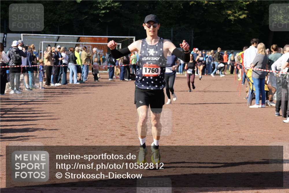 27.09.2026 - 35. Volkslauf durch das schöne Alstertal Strokosch-Dieckow http://msf.ph/oto/10582812 27.09.2026 11:32:45 Ziel 1428, 1760, 3006, 3007, 3330 meine-sportfotos.de