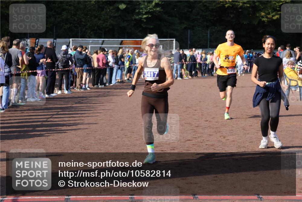 27.09.2026 - 35. Volkslauf durch das schöne Alstertal Strokosch-Dieckow http://msf.ph/oto/10582814 27.09.2026 11:27:38 Ziel 1408, 1412, 3417, 4180 meine-sportfotos.de